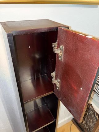 Mueble estrecho de madera oscuro