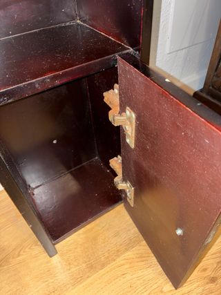 Mueble estrecho de madera oscuro