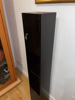 Mueble estrecho de madera oscuro
