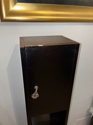 Mueble estrecho de madera oscuro