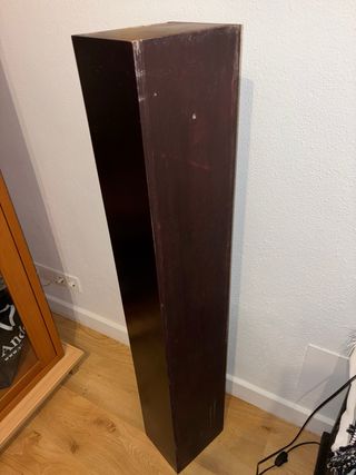 Mueble estrecho de madera oscuro