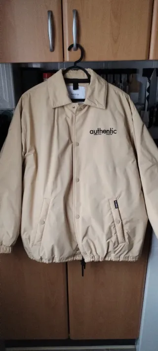 Abrigo beige con estampado authentic