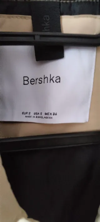 Abrigo beige con estampado authentic