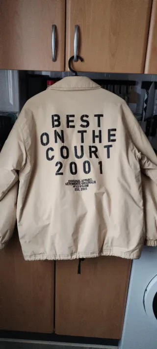 Abrigo beige con estampado authentic