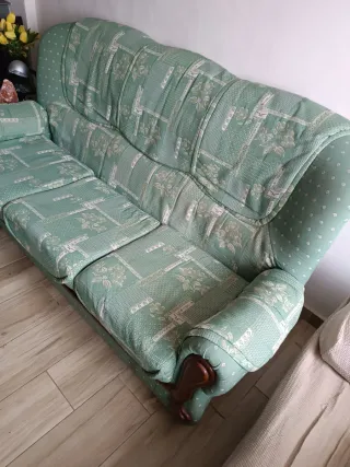 Sofá de tela verde