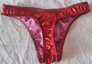 Trucadora femenina roja brillante