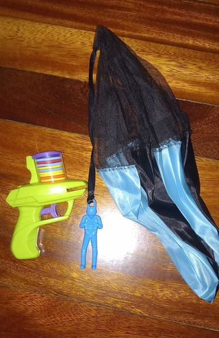 Pistola de juguete con paracaidista
