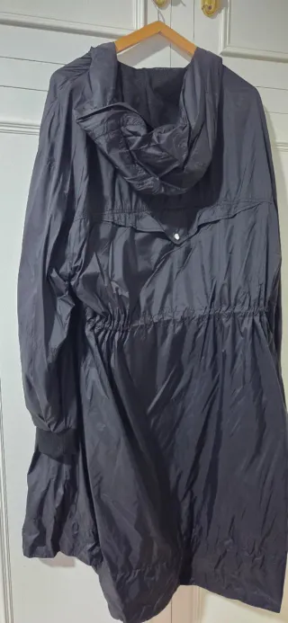 Chubasquero ligero negro