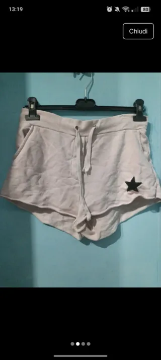 Pantaloncini beige con stella nera