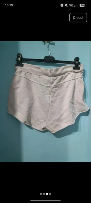 Pantaloncini beige con stella nera