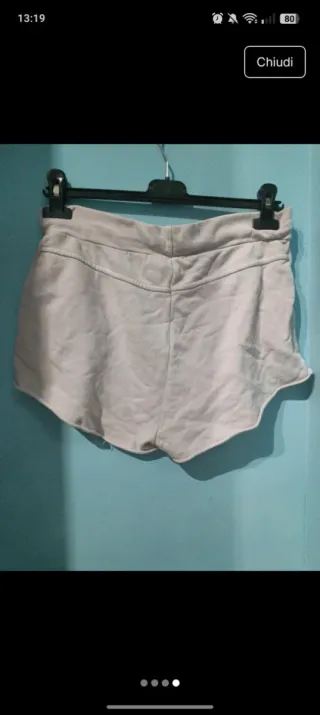 Pantaloncini beige con stella nera