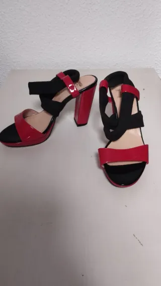 Zapatos de tacón negros y rojos