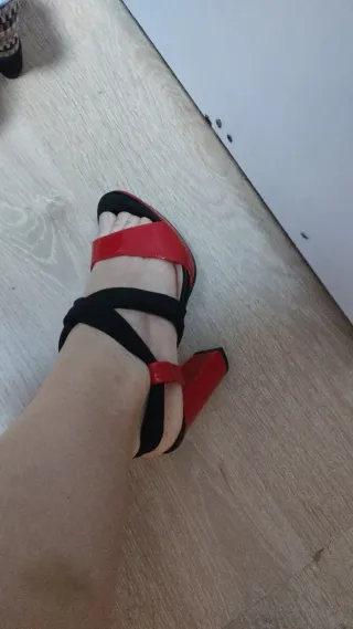 Zapatos de tacón negros y rojos