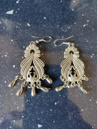 Pendientes plateados con diseño de plumas