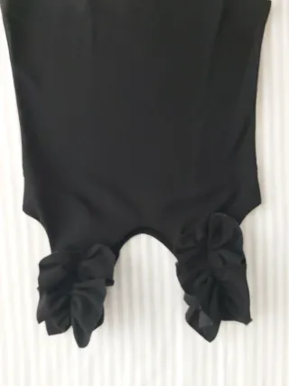 Top negro con volantes en tirantes