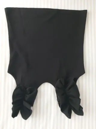 Top negro con volantes en tirantes