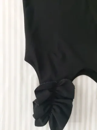 Top negro con volantes en tirantes