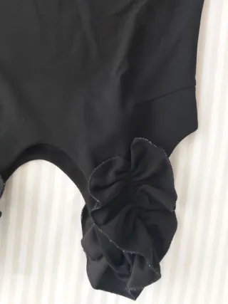 Top negro con volantes en tirantes