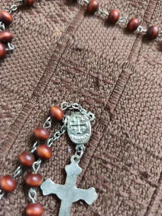 Rosario de madera con cruz