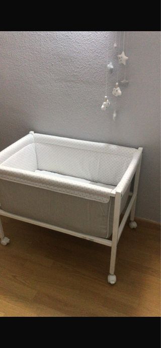 Minicuna con ruedas y móvil