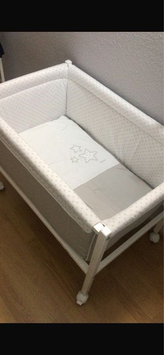 Minicuna con ruedas y móvil