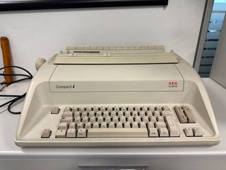 Máquina de escribir eléctrica AEG Olympia Compact