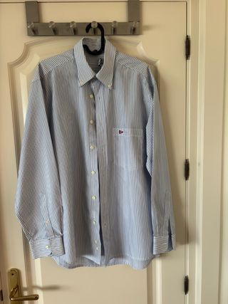Camisa de rayas azules y blancas