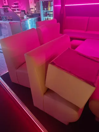 Sofás y taburetes beige