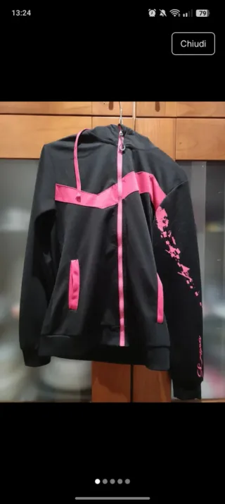 Felpa con cappuccio nera e rosa