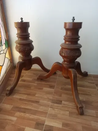 Juego 2 patas de madera tallada