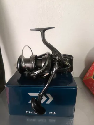Carrete Daiwa Emcast 25A