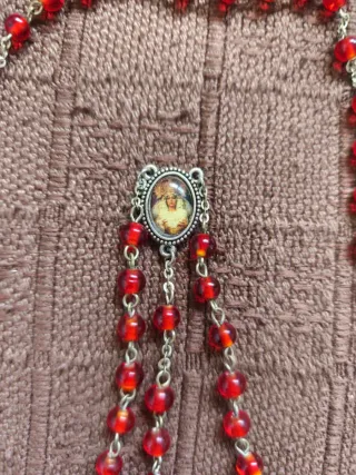 Rosario de cuentas rojas con medalla y cruz