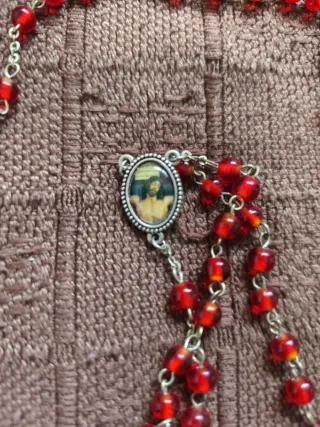 Rosario de cuentas rojas con medalla y cruz