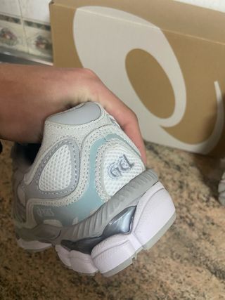 Zapatillas Asics Gris y Blanco Talla 42