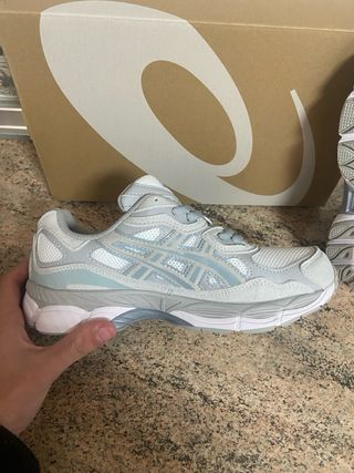 Zapatillas Asics Gris y Blanco Talla 42