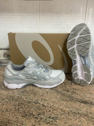 Zapatillas Asics Gris y Blanco Talla 42