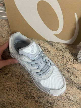 Zapatillas Asics Gris y Blanco Talla 42