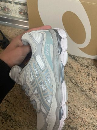 Zapatillas Asics Gris y Blanco Talla 42