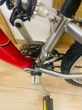 Bicicleta juvenil roja y gris