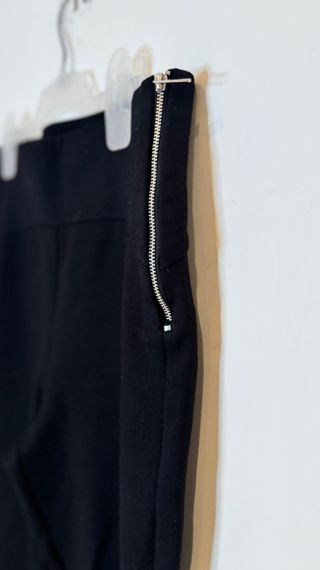 Pantalones negros con cremallera