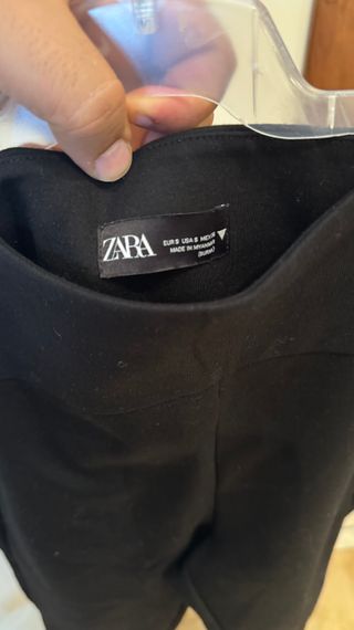 Pantalones negros con cremallera