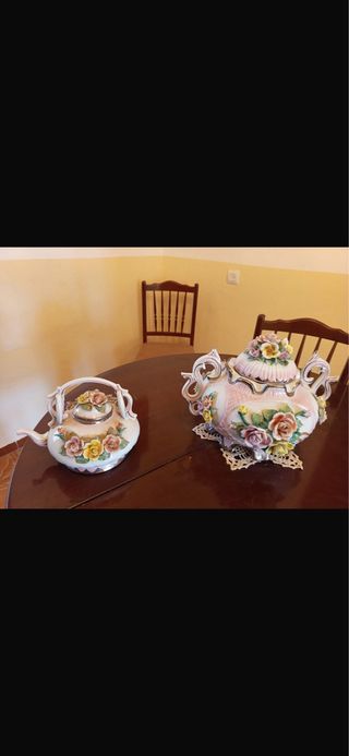 Sopera antigua decorada con flores