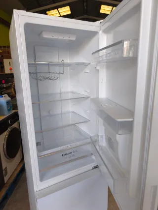 Nevera Cecotec Blanca con dispensador