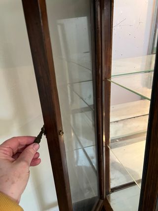 Vitrina de madera y cristal