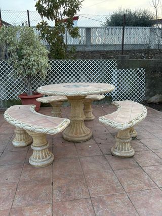 Mesa y bancos de piedra para exterior