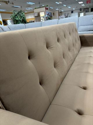 Sofá-cama capitoné patas doradas