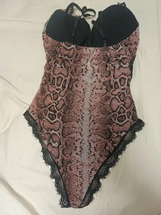 Body con stampa pitonata e pizzo nero