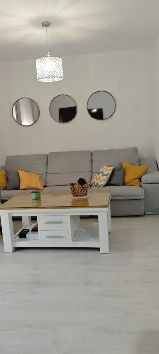 Sofá 3 plazas gris y mesa centro madera