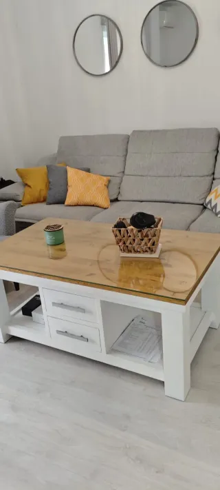 Sofá 3 plazas gris y mesa centro madera