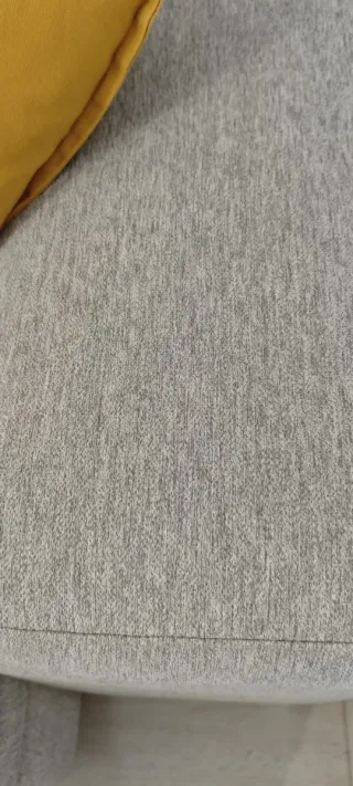 Sofá 3 plazas gris y mesa centro madera